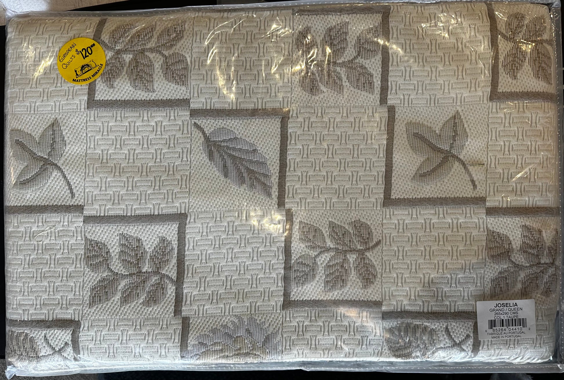 European Quilt Set texture close-up - High quality clearance item